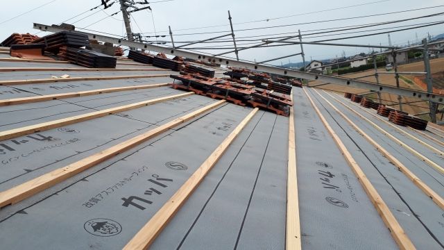 防水や屋根下地を整える小平市の屋根リフォーム業者